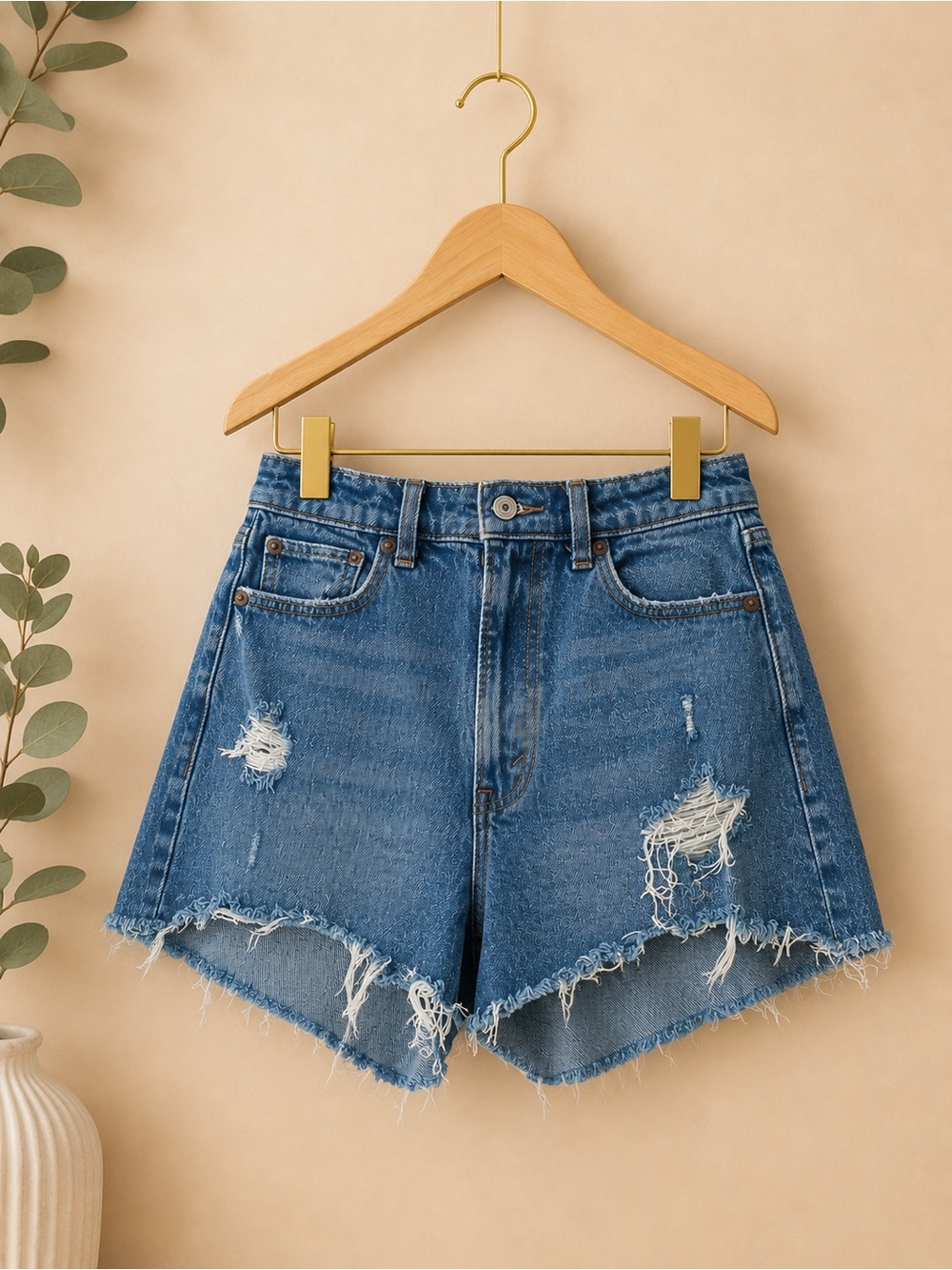 Abercrombie & Fitch Distressed The Mom Short High Rise ✨